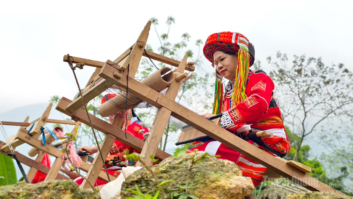 Members of the group have proactively and creatively incorporated written motifs and various patterns into their embroidery to produce brocade souvenirs, helping generate additional income for local women.