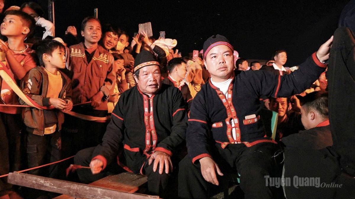 The Pa Then believe that the Fire God is the supreme deity, bringing warmth and abundance, warding off evil spirits, and protecting the village. In a sacred setting, the shaman and his apprentices perform rituals to invite the deity to possess them. At that moment, the young men begin to tremble, their heads shaking continuously, before jumping barefoot into glowing embers without feeling any pain. “It is as if an invisible force protects them, allowing them to merge with the sacred flames.”