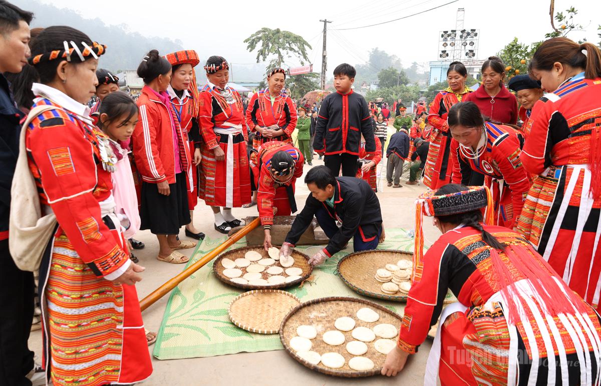 The Pa Then people mainly reside in mountainous communes in Tuyen Quang Province. They are among the 16 ethnic groups in Vietnam with populations of fewer than 10,000 people, classified as communities with specific socio-economic conditions that require attention for preservation and development.