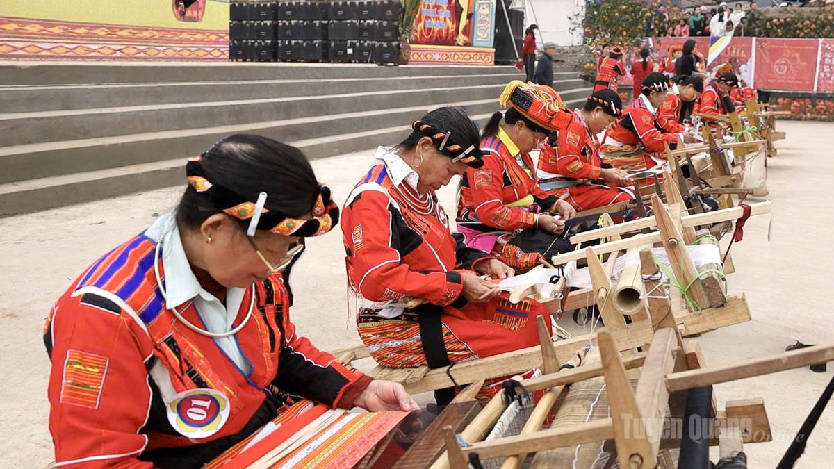 Under the strong impact of modern life, some distinctive cultural values are at risk of fading. Recognizing this, local authorities have implemented practical measures such as restoring traditional festivals, reviving handicrafts, preserving language and traditional attire, and passing down intangible cultural heritage to younger generations.