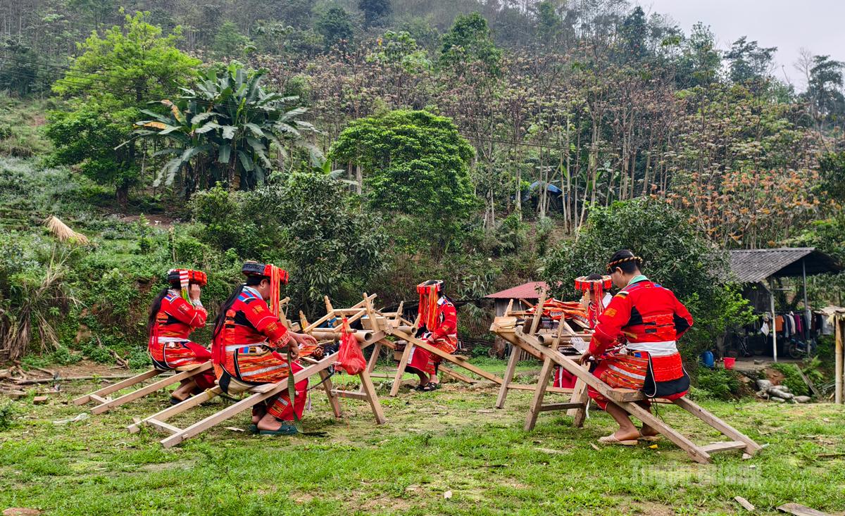 For the Pa Then, weaving skills are also a measure of character and a criterion to evaluate a woman’s diligence and dexterity - the ideal qualities of a wife in the community. As such, traditional clothing becomes a “cultural language,” reflecting the soul and great ethnic pride of the people.