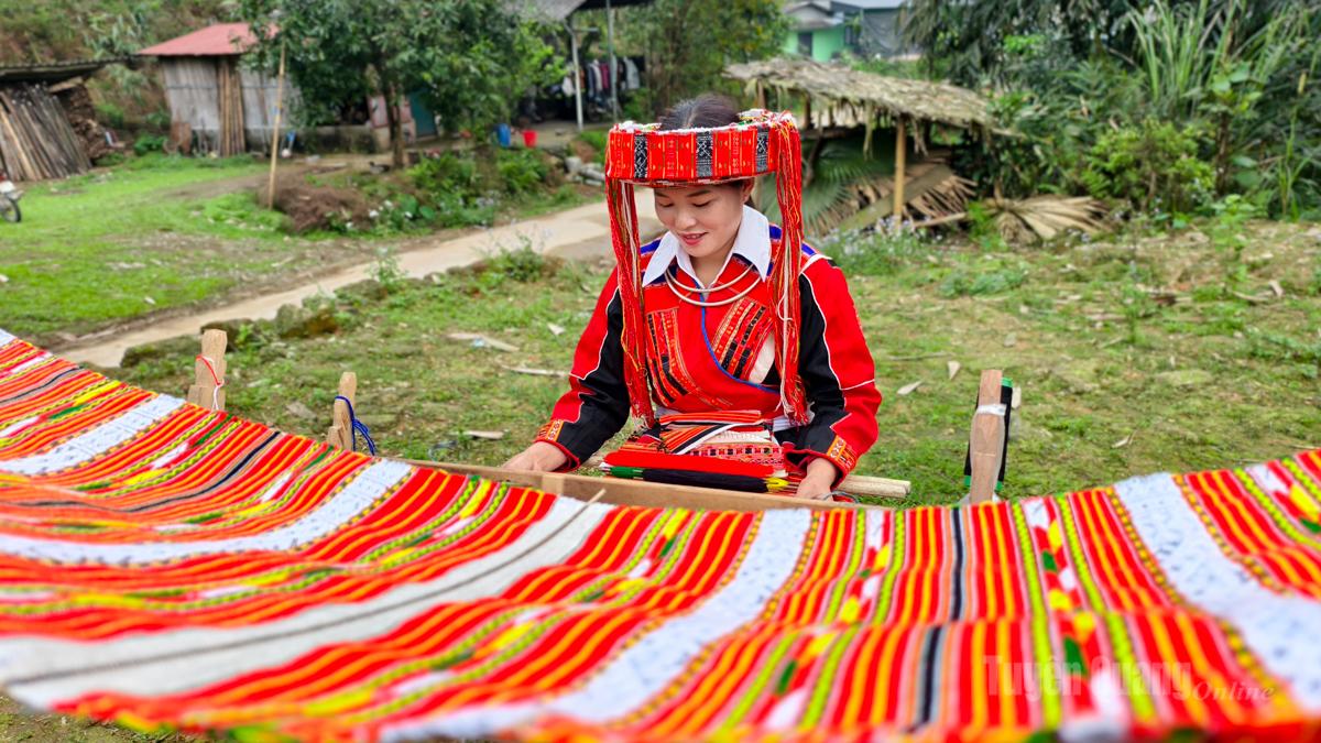 Lieu Thi Sinh, head of an embroidery and brocade weaving group in Minh Thuong village, Tan Quang commune, shared: “From a young age, girls are taught weaving and embroidery so they can later prepare their own wedding garments.” Each year, Pa Then women typically make one to two sets of clothing for festivals, Lunar New Year, or important occasions. A complete outfit usually takes about three months to finish - from weaving fabric, dyeing, and hand-sewing to embroidering intricate patterns.