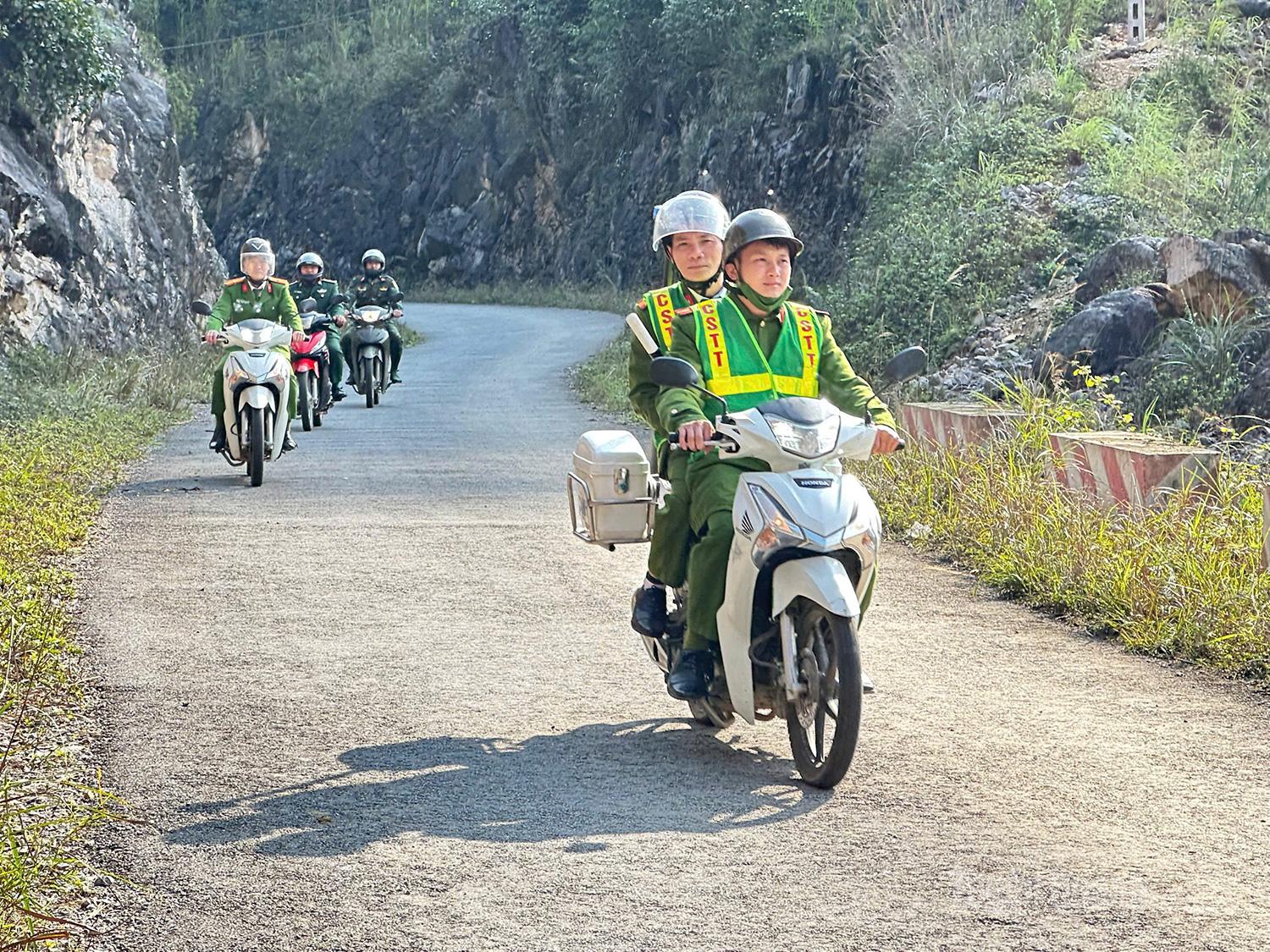 Công an xã Cán Tỷ tăng cương tuần tra, đảm bảo an ninh trật tự tại các tuyến đường.