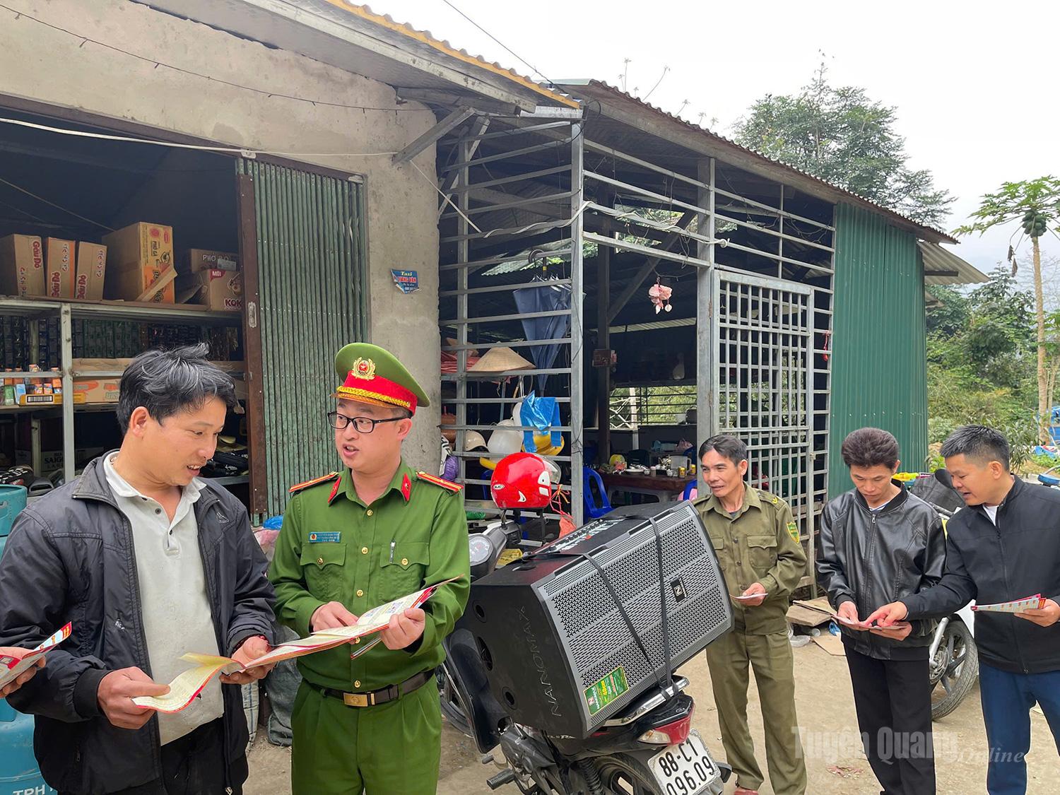 Police of Minh Tan Commune conduct election awareness campaigns in the Mong language.