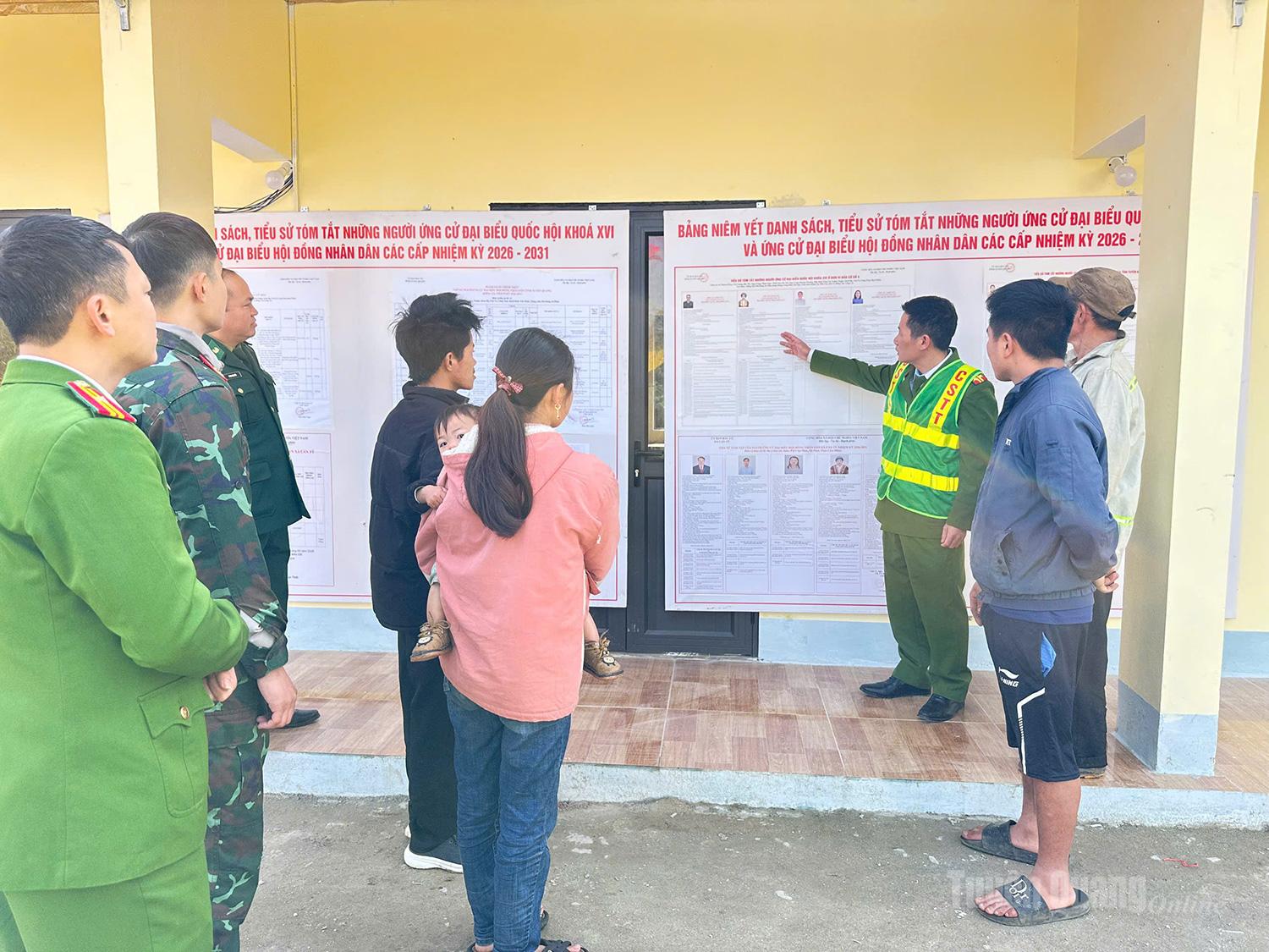 Công an xã Cán Tỷ trực tiếp giới thiệu các đại biểu ứng cử giúp người dân nắm rõ thông tin trước khi bỏ phiếu.