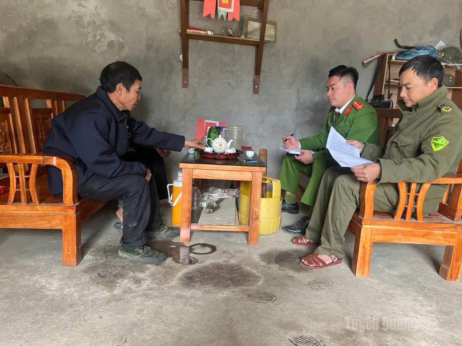 Công an xã Bạch Đích đi từng ngõ, gõ từng nhà, tuyên truyền người dân đi bầu cử đúng quy định.