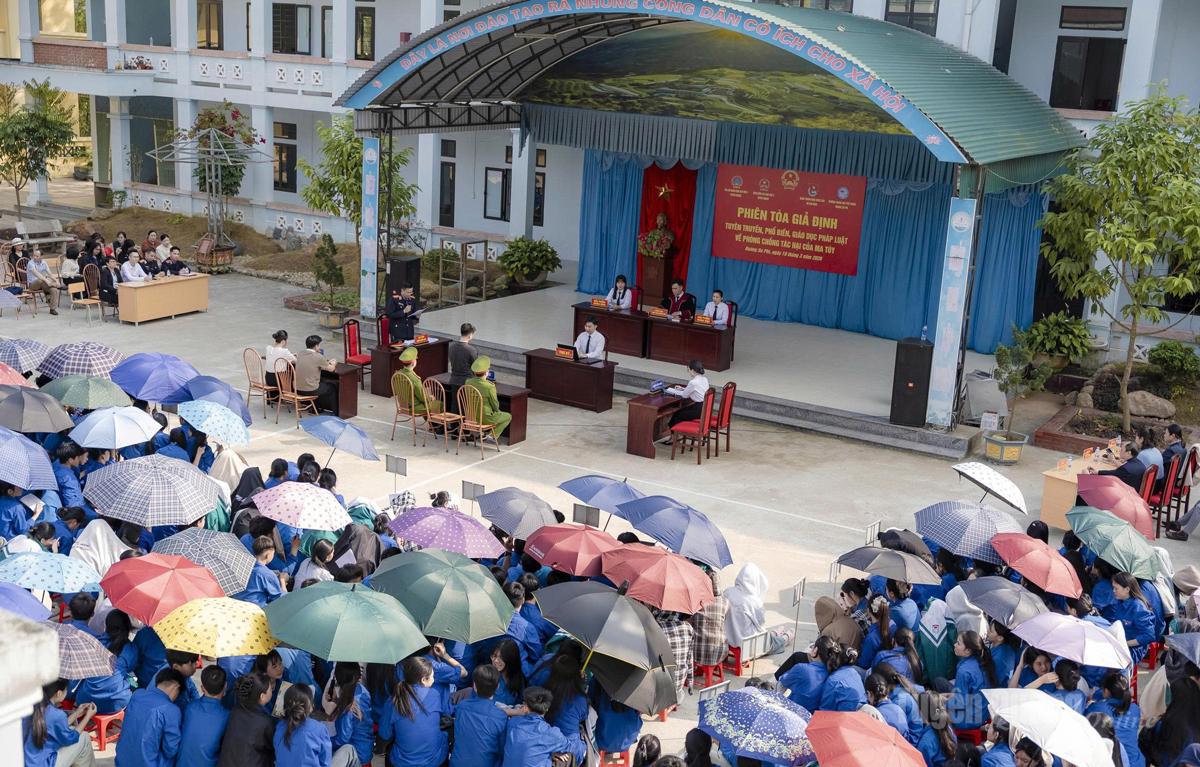 Qua phiên tòa giả định giúp đoàn viên, thanh niên, học sinh Trường THPT Hoàng Su Phì được trải nghiệm thực tế về pháp luật.