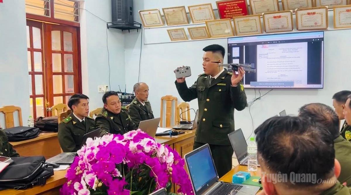 Giảng viên hướng dẫn sử dụng thiết bị bay không người lái (flycam) trong công tác quản lý, bảo vệ rừng.