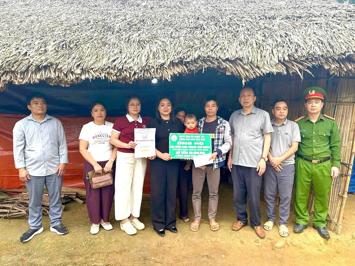 Lãnh đạo Bệnh viện Đa khoa 153,  phường Minh Xuân, tỉnh Tuyên Quang cùng các nhà hảo tâm trao tiền hỗ trợ cho gia đình anh Hoàng Văn Nhâm, thôn Chương, xã Hùng Lợi.
