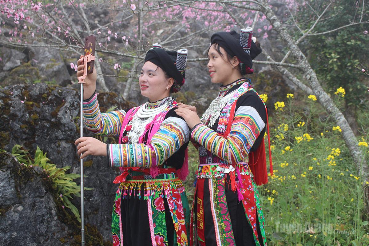 Moments are captured among peach blossoms blooming on the rocky plateau.