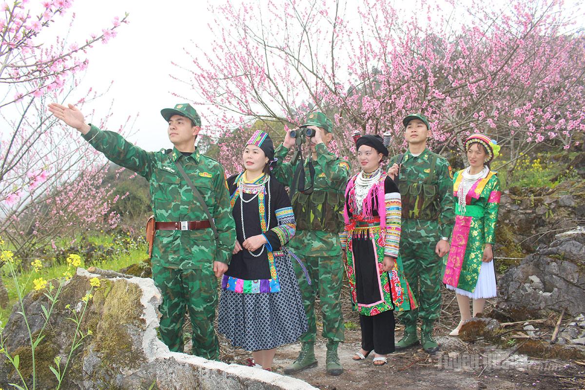 Along the border patrol route, border guard officers and soldiers, together with local people, share in the lively atmosphere amid spring peach blossoms, reflecting the close bond between the military and the people in the frontier area.