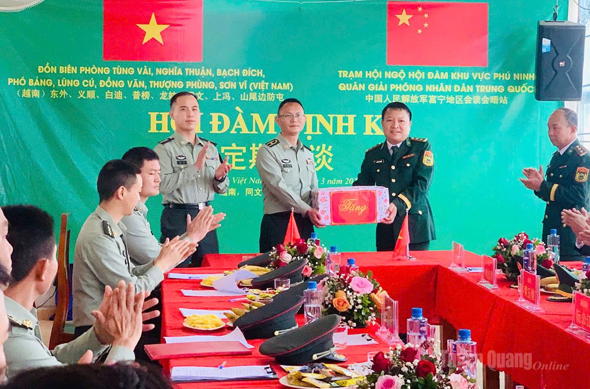 Đoàn công tác BĐBP tỉnh tặng quà đoàn công tác Trạm Hội ngộ hội đàm biên phòng khu vực Phú Ninh (Trung Quốc).
