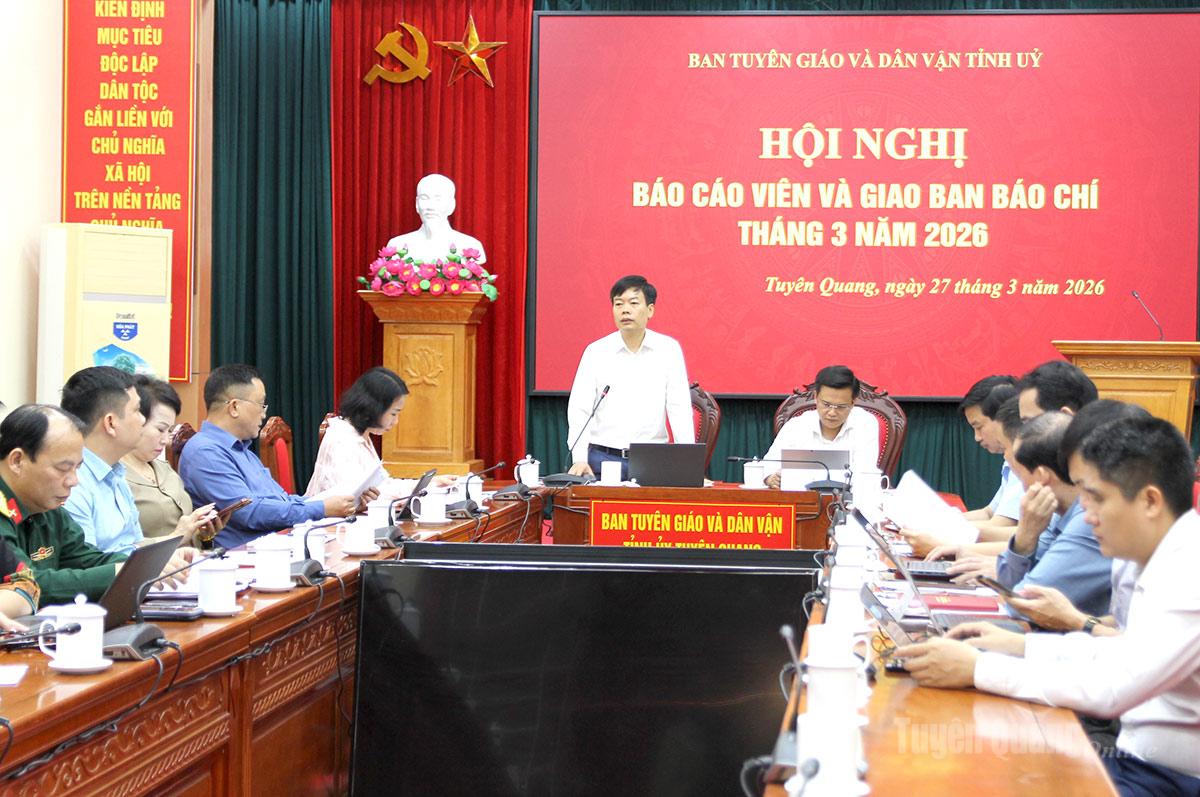 Đồng chí Phó Trưởng ban Thường trực Ban Tuyên giáo và Dân vận Tỉnh ủy Nguyễn Lam Sơn phát biểu tại hội nghị.