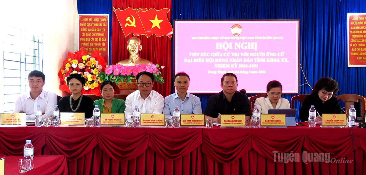 Các ứng viên ứng cử đại biểu HĐND tỉnh khóa XX, nhiệm kỳ 2026 - 2031 đơn vị bầu cử số 8 dự hội nghị tiếp xúc cử tri xã Trung Thịnh.