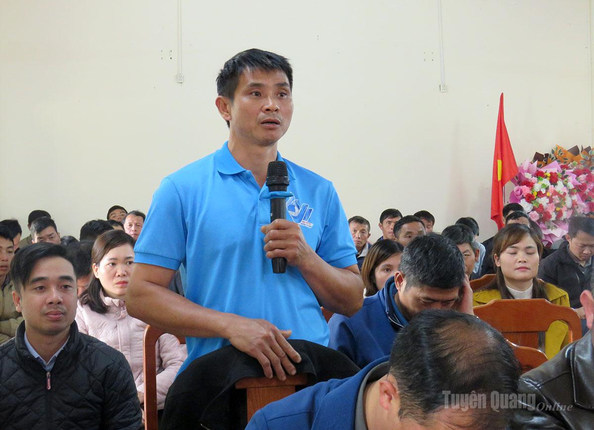 Cử tri xã Trung Thịnh phát biểu tại buổi tiếp xúc.