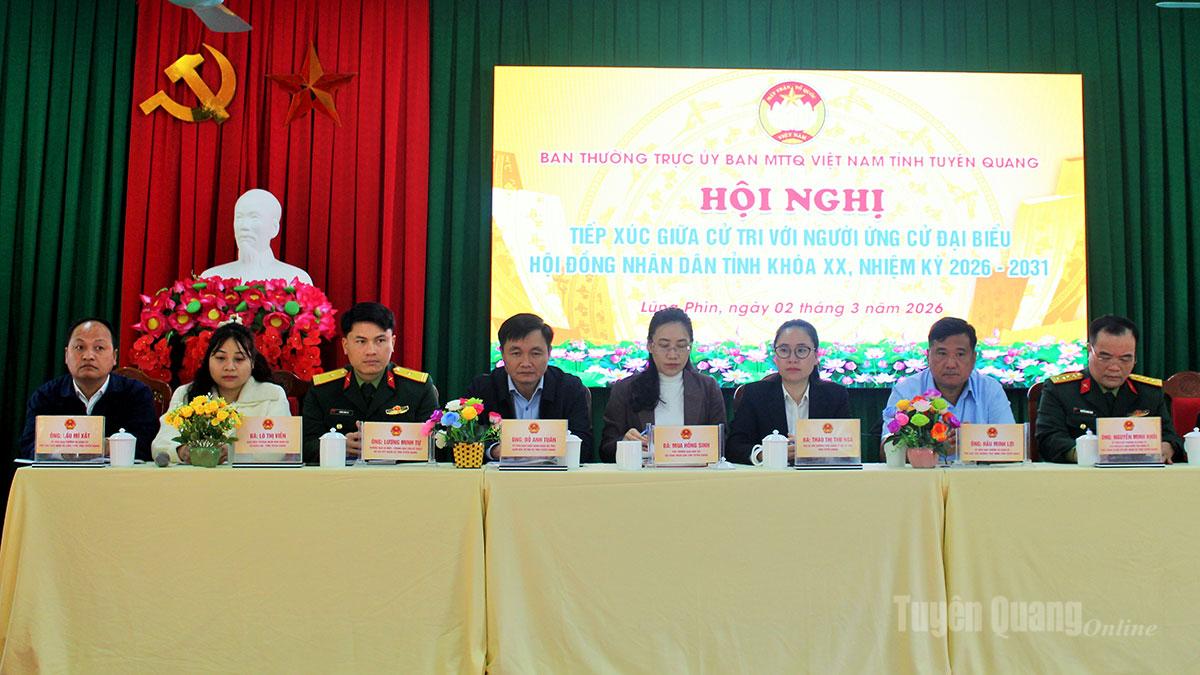 Các đồng chí ứng cử viên đại biểu HĐND tỉnh khóa XX, đơn vị bầu cử số 13 dự hội nghị tiếp xúc cử tri..