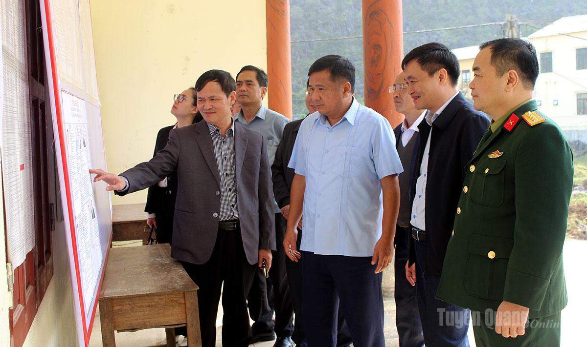 Đồng chí Hầu Minh Lợi, Ủy viên BTV Tỉnh ủy, Phó Chủ tịch Thường trực HĐND tỉnh kiểm tra công tác bầu cử tại xã Lũng Phìn.