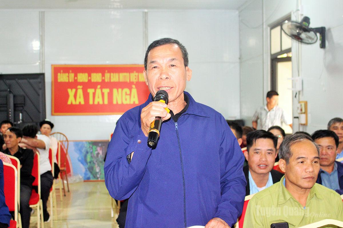 Cử tri xã Tát Ngà nêu kiến nghị tại buổi tiếp xúc.
