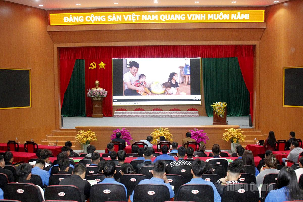 Đại biểu dự hội nghị được xem phim tài liệu về đời sống, sinh hoạt và công việc tại Công ty Cao su Đồng Nai.