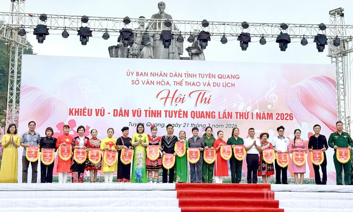 Ban Tổ chức trao cờ lưu niệm cho các đội thi.