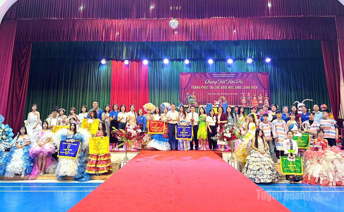 Ban Tổ chức và đại biểu trao giải cho các đội thi.