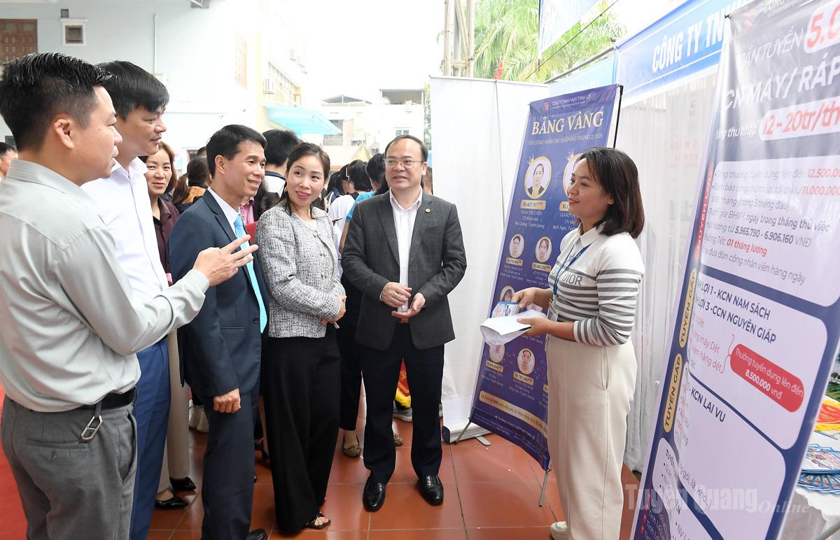 Lãnh đạo Sở Nội và các các đại biểu tham quan gian hàng của các doanh nghiệp tham gia ngày hội.