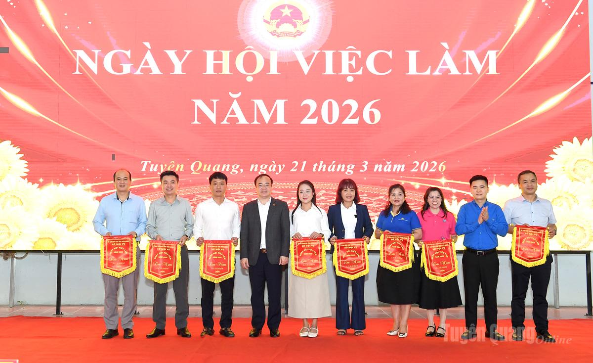 Lãnh đạo Sở Nội vụ trao cờ lưu niệm cho các đơn vị, doanh nghiệp tham gia ngày hội.