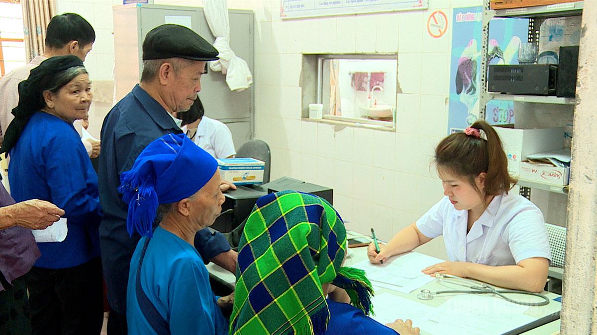 Người dân xã Yên Hoa được khám, tư vấn sức khoẻ tại chương trình.