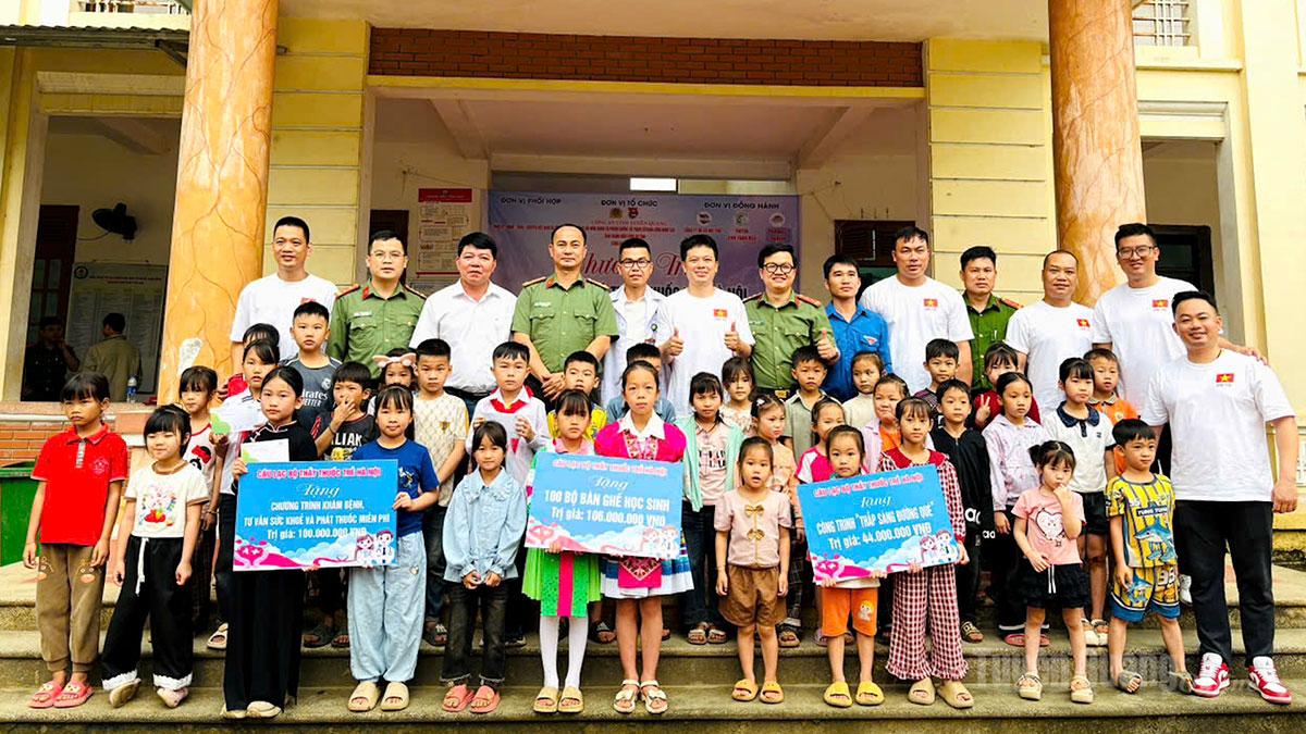 Phòng An ninh mạng và phòng, chống tội phạm sử dụng công nghệ cao, Công an tỉnh Tuyên Quang, các đơn vị đồng hành trao quà tại chương trình.