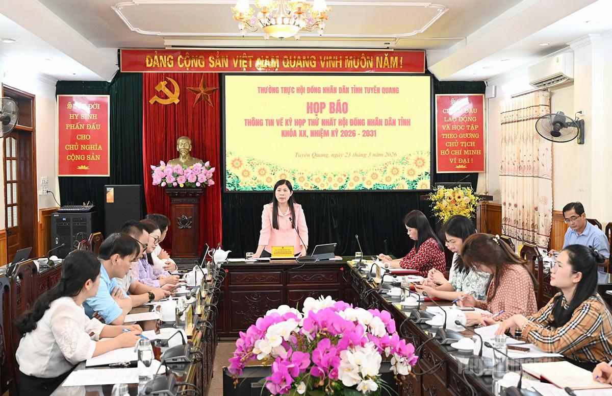 Phó Chủ tịch HĐND tỉnh Lê Thị Thanh Trà chủ trì buổi họp báo.