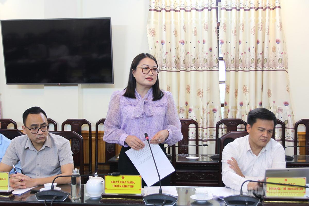 Lãnh đạo Báo và phát thanh, truyền hình Tuyên Quang phát biểu tại cuộc họp.