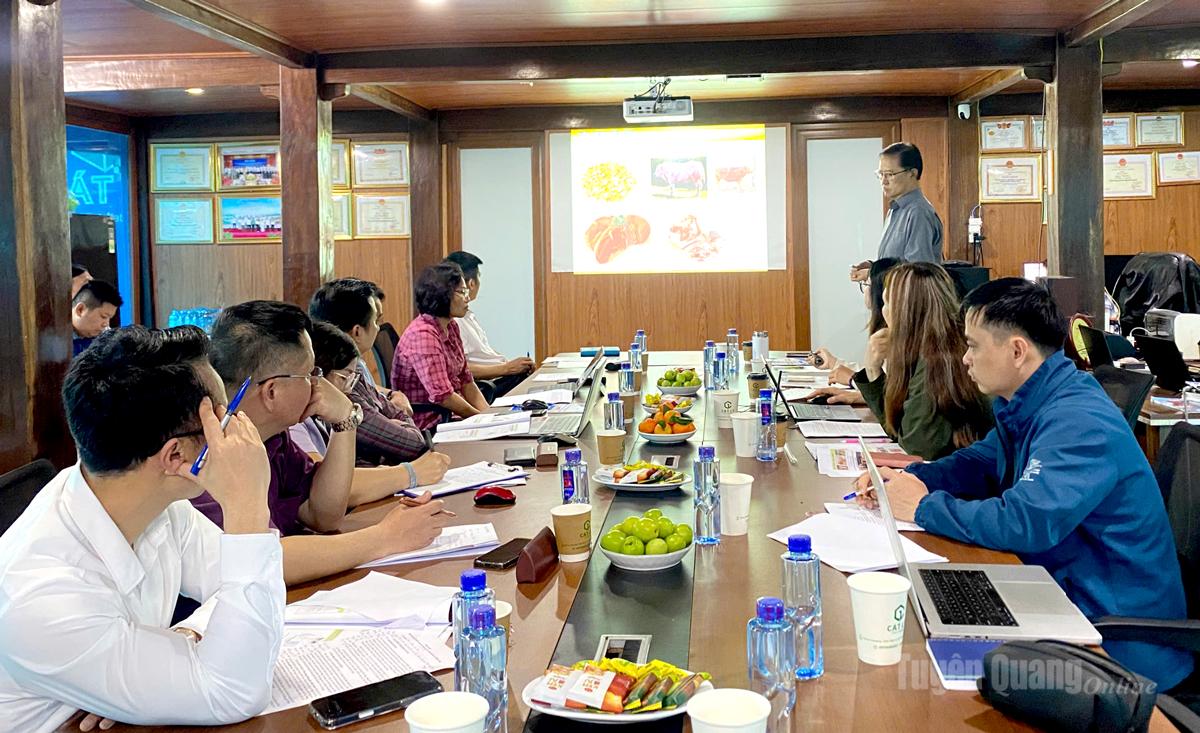 Chuyên gia Hàn Quốc chia sẻ kinh nghiệm tại hội thảo về phát triển chăn nuôi bò thịt chất lượng cao.