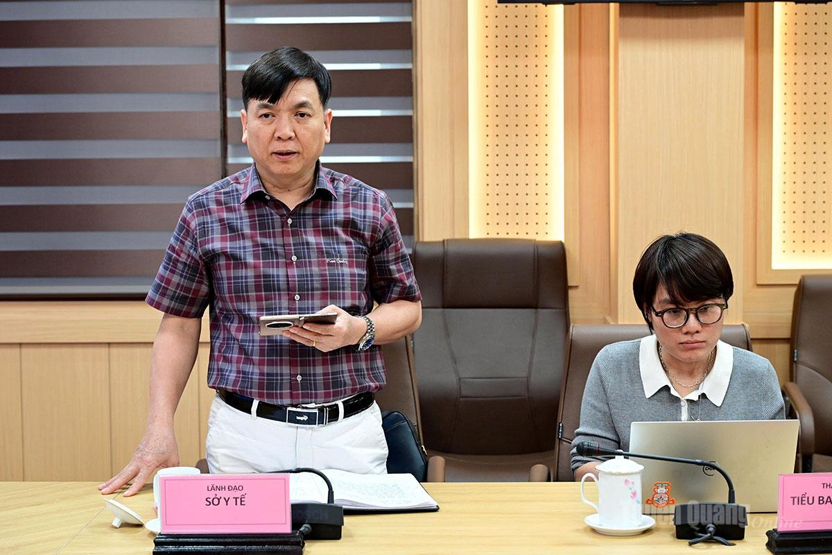 Lãnh đạo Sở Y tế thảo luận tại cuộc họp.