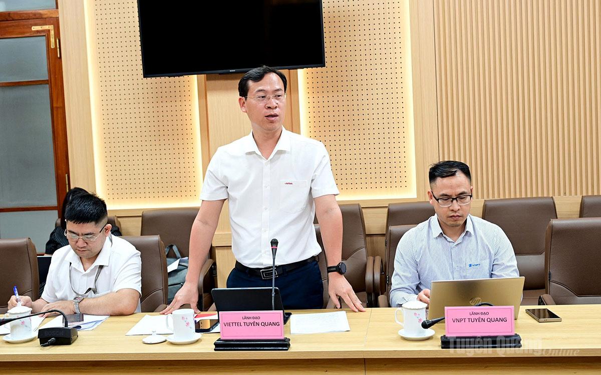 Lãnh đạo Viettel Tuyên Quang thảo luận tại cuộc họp.