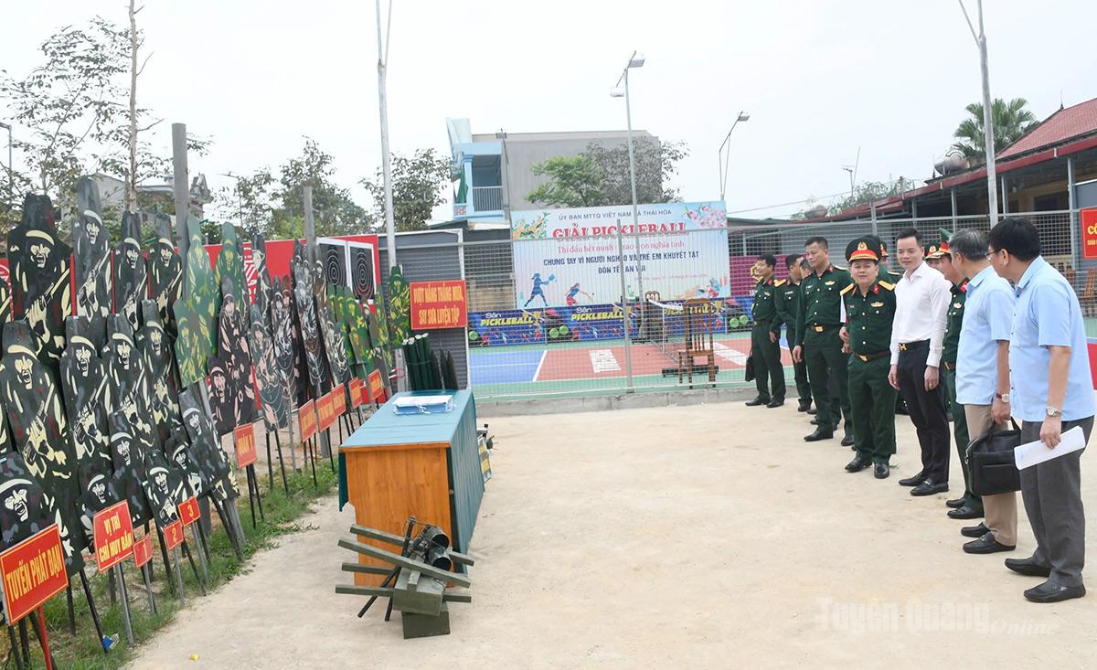 Lãnh đạo Ban Chỉ huy Phòng thủ khu vực 4 - Chiêm Hóa và các đại biểu tham quan mô hình học cụ huấn luyện tại xã Thái Hòa.