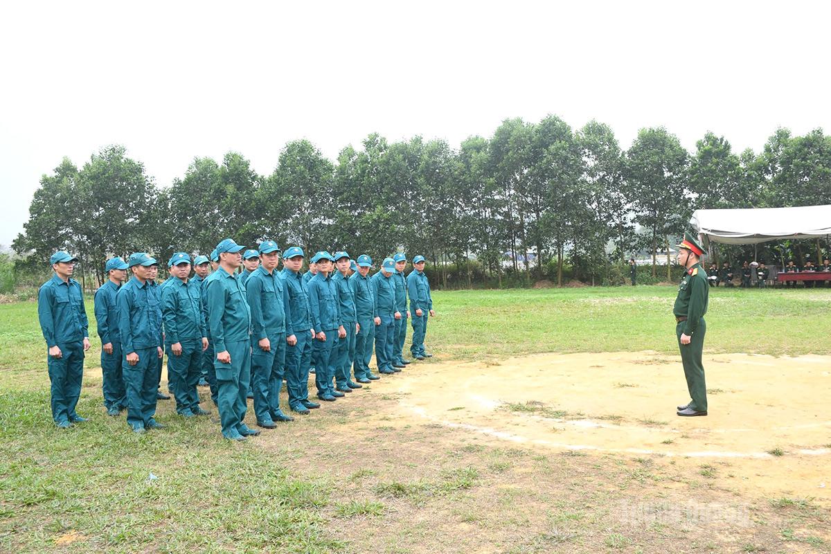 Lực lượng dân quân xã Thái Hòa thực hành điều lệnh đội ngũ trong nội dung huấn luyện.