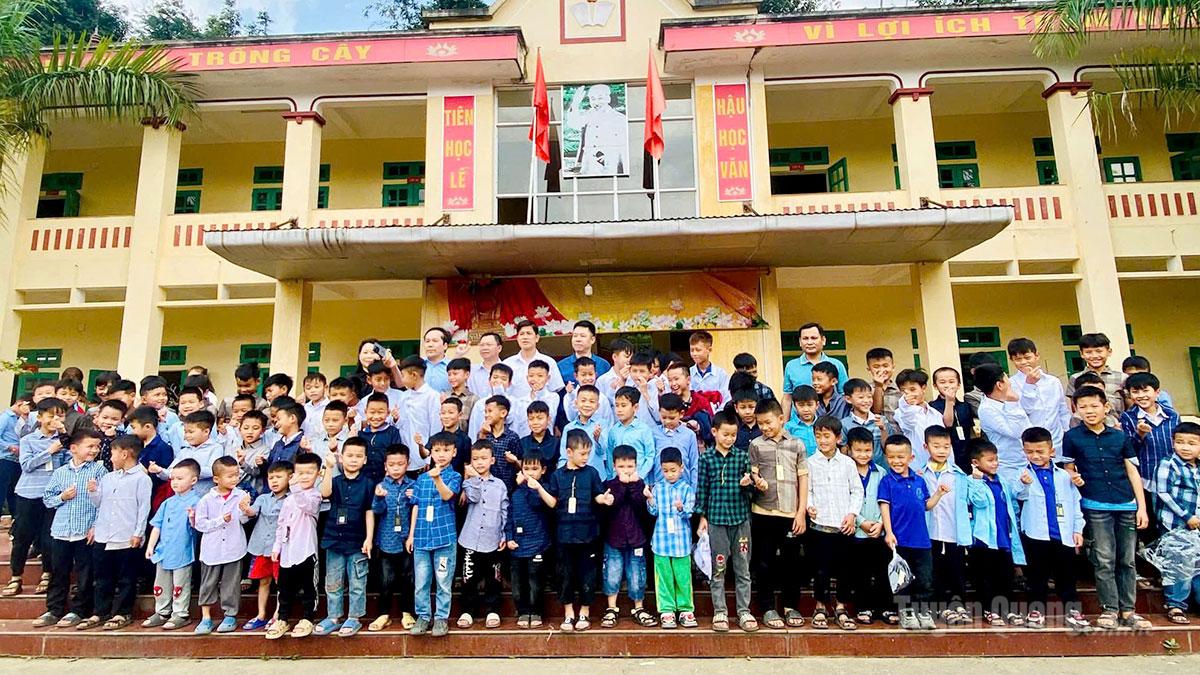 Lãnh đạo UBND xã Hùng Lợi tặng quà cho học sinh có hoàn cảnh khó khăn tại trường Mầm non và trường Phổ thông Dân tộc bán trú Tiểu học và THCS Hùng Lợi.