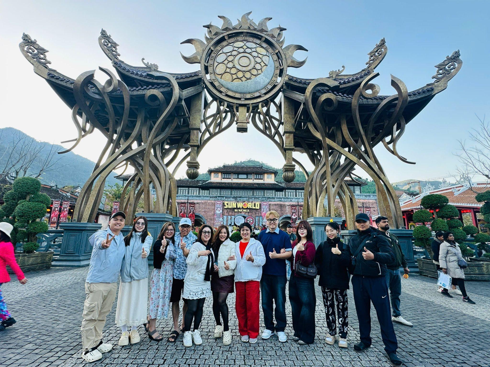 Du khách tham gia tour Bà Nà Hill do NGỌC THẠCH TRAVEL tổ chức