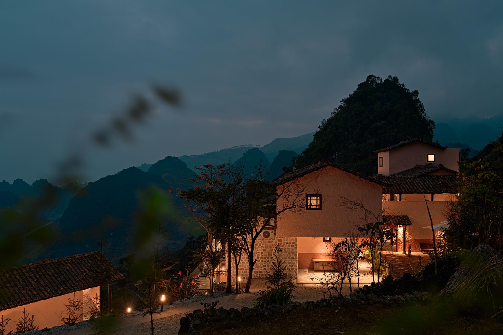 This approach allows visitors to experience local culture in a natural setting, while also creating opportunities for residents of the area.
