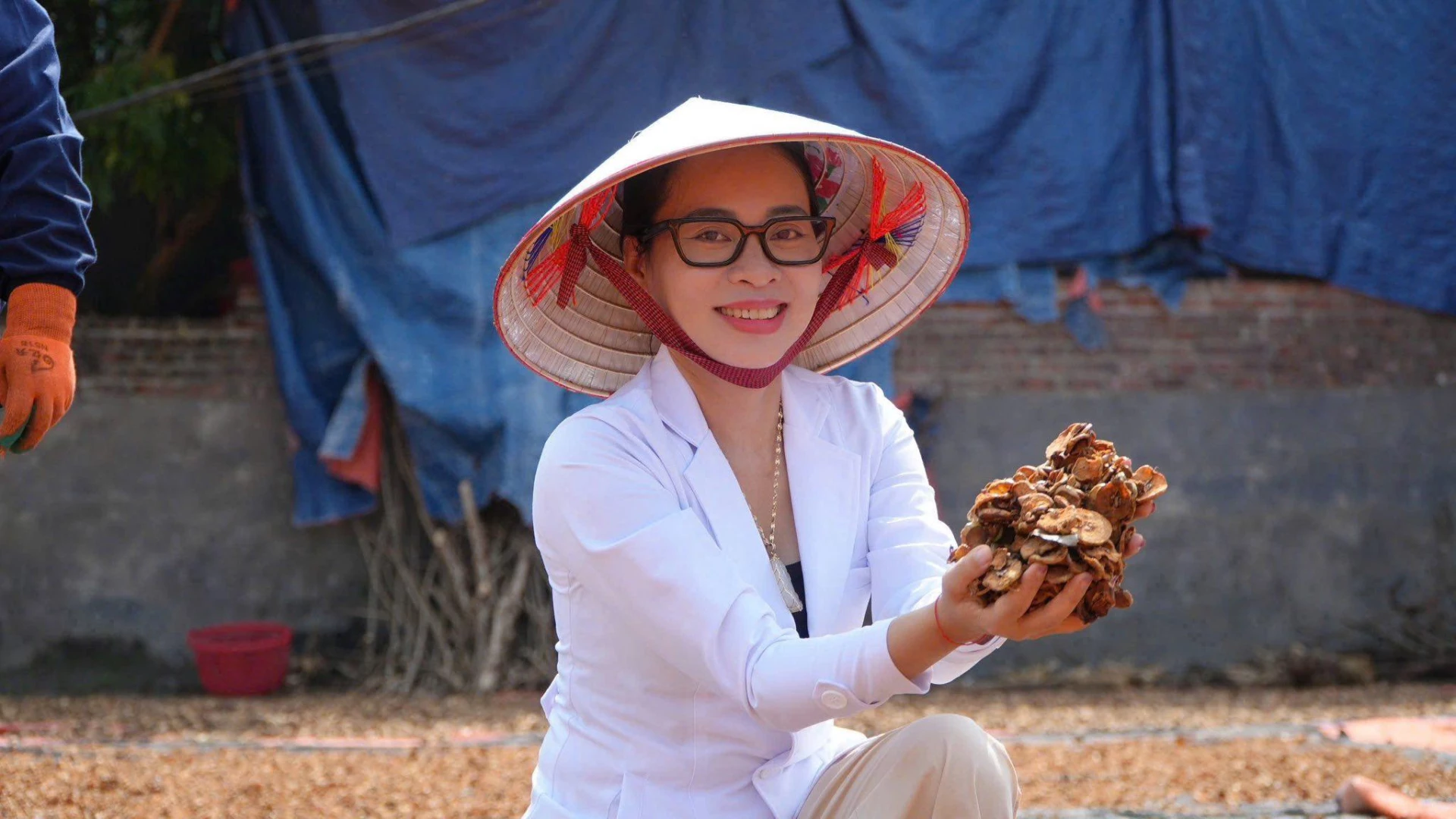 Lương y Nguyễn Thị Thái bào chế bài thuốc đông y chữa u từ thảo dược tự nhiên