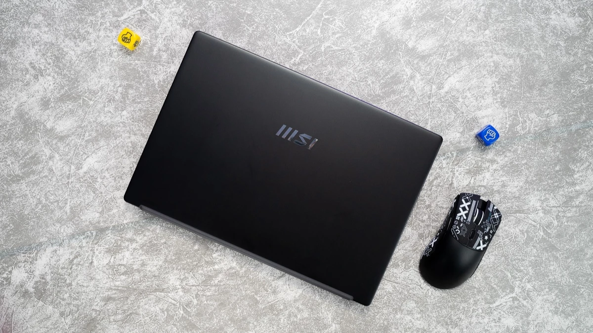 Cảm giác thiết kế gọn gàng và trung tính từ logo MSI