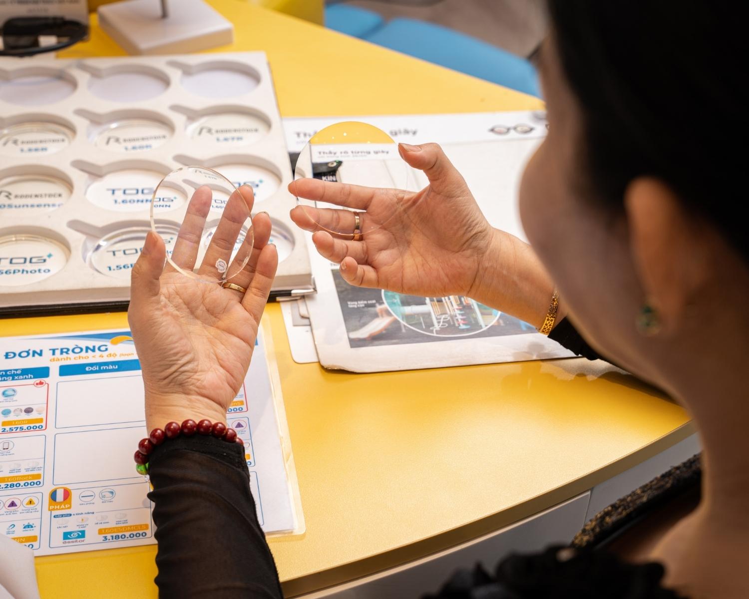 Các loại tròng kính mắt tại Hải Triều đều được kiểm tra ngoại quan kỹ lưỡng trước khi cắt