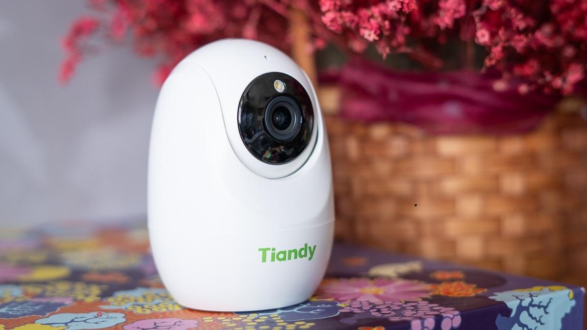 Camera hỗ trợ ghi hình độ phân giải cao và quan sát ban đêm rõ nét