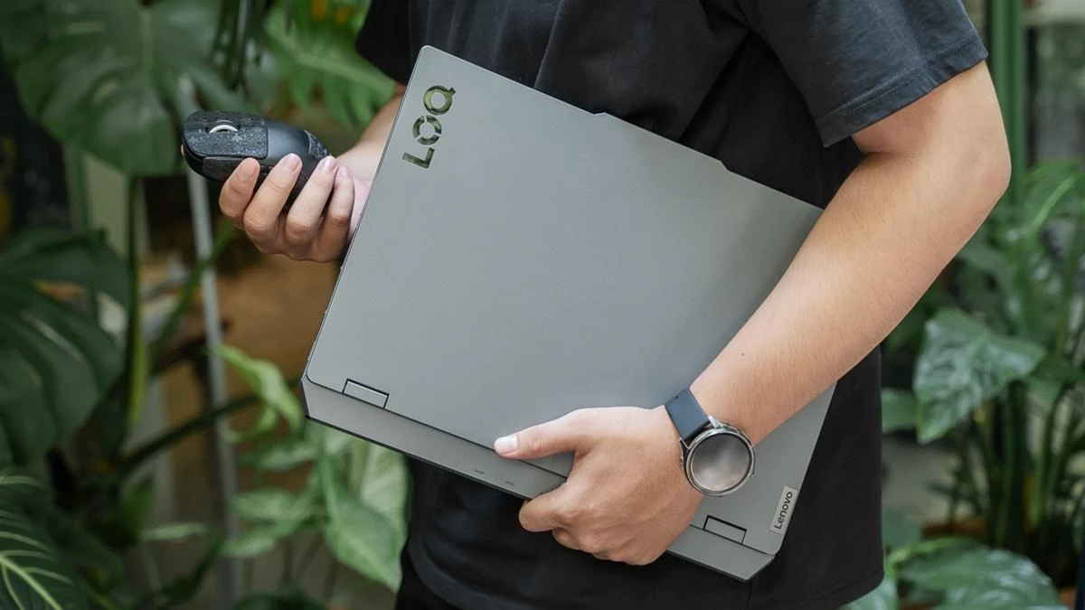 Cổng kết nối sau giúp máy gọn gàng