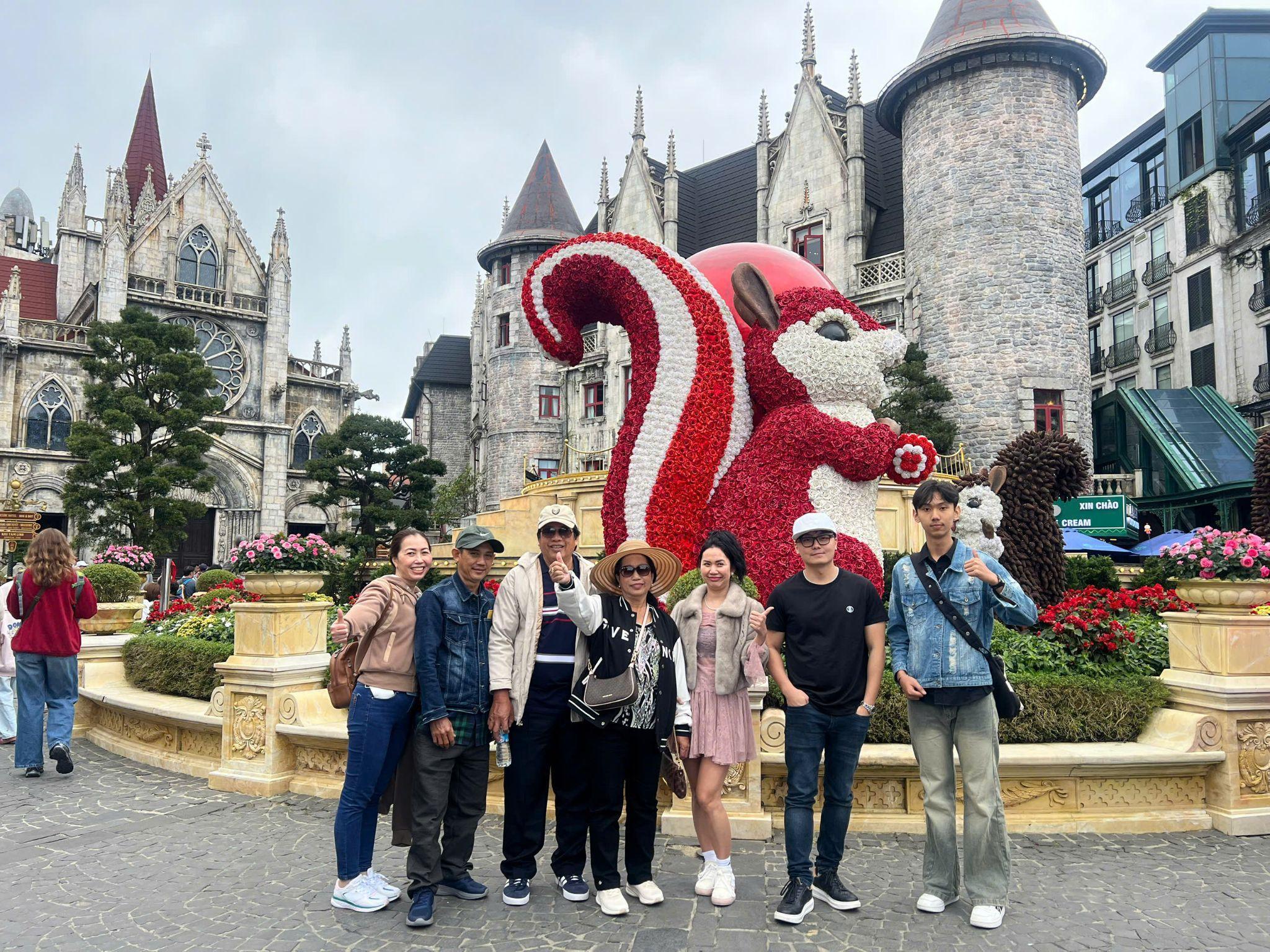 Du khách tham quan Làng Pháp Bà Nà Hill trong tour Bà Nà Hill