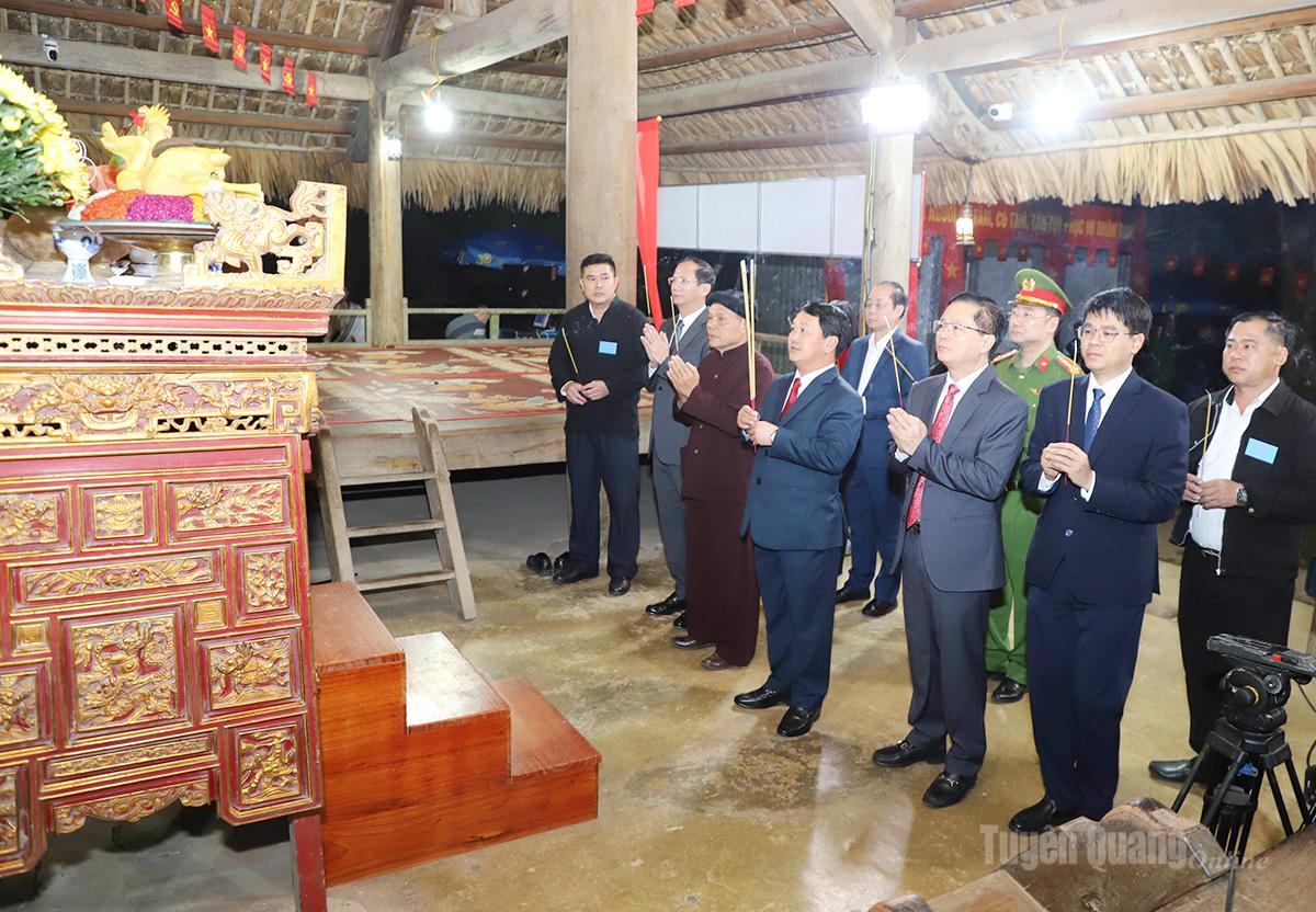 Bí thư Tỉnh ủy Hầu A Lềnh dâng hương, hoa tại Đình Tân Trào trước giờ bầu cử. Ảnh: Văn Nghị