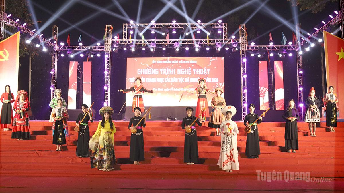 Màn trình diễn trang phục truyền thống các dân tộc tại chương trình.