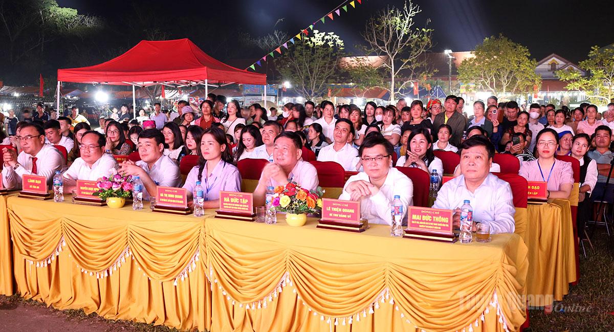 Các đại biểu cùng đông đảo Nhân dân tham dự Chương trình Hội xuân và trình diễn trang phục các dân tộc xã Kim Bình năm 2026.