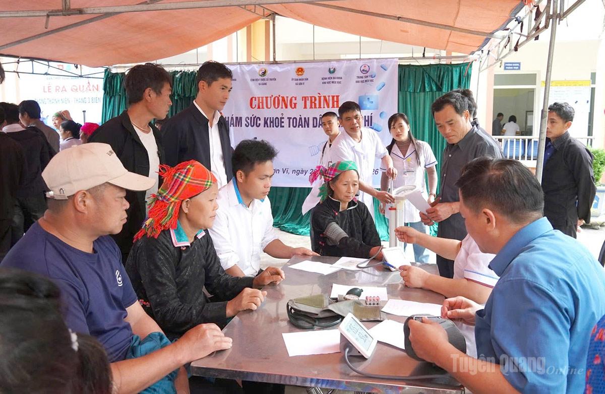 Đông đảo người dân xã Sơn Vĩ đến khám, tư vấn sức khỏe.