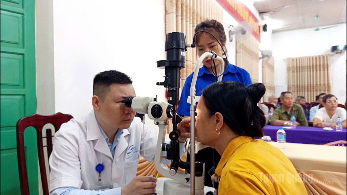 Bác sỹ của Bệnh viện Mắt Hà Nội – Vĩnh Phúc khám mắt miễn phí cho người dân trên địa bàn xã Yên Hoa.